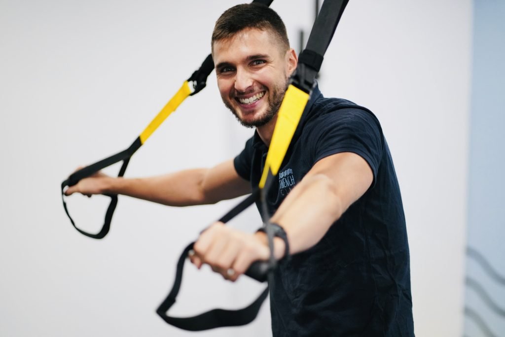 Coach sportif dynamique et souriant